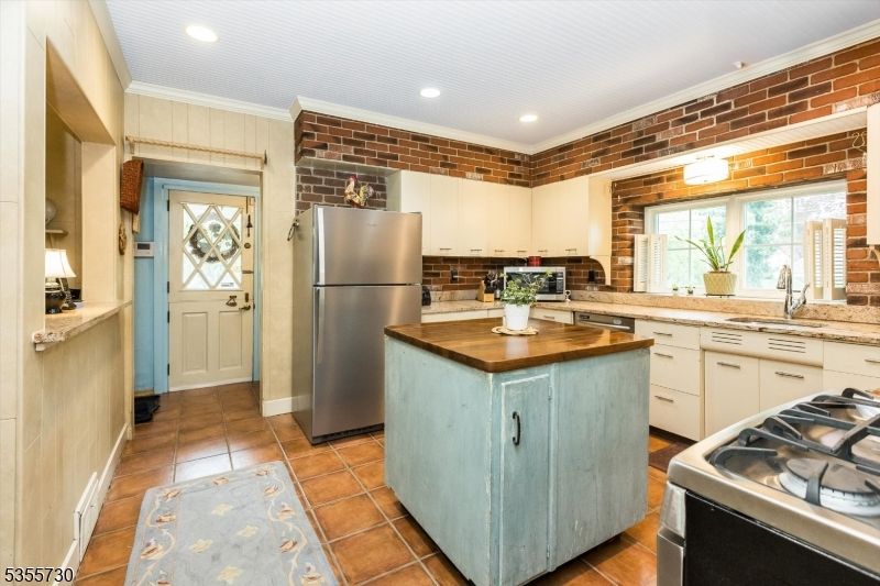 Interior, Kitchen, Recessed Lighting, Stone Walls