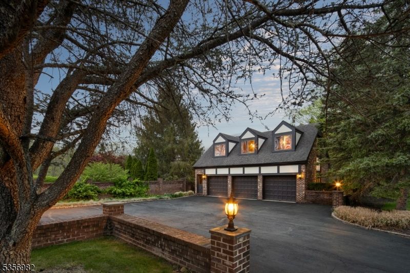 Attached, Exterior, Facade, Cape Cod
