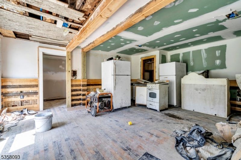 Interior, Washer, Wooden Beams