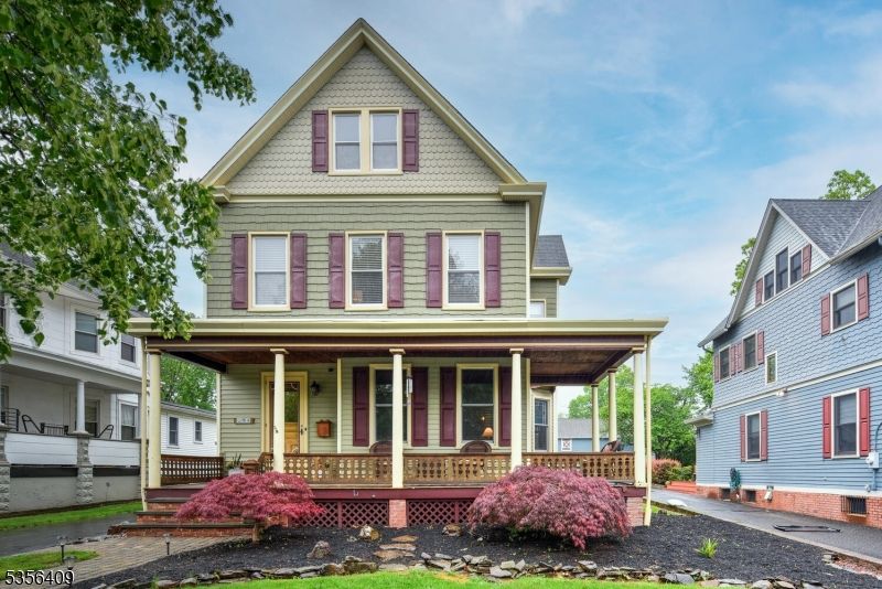 Exterior, Facade, Queen Anne Victorian