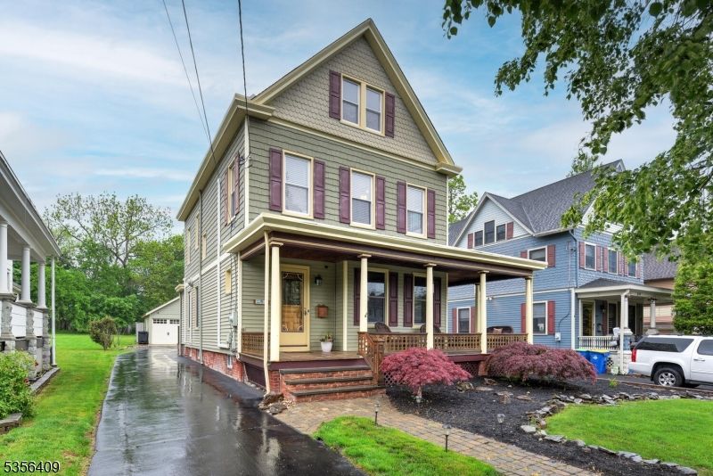 Exterior, Facade, Queen Anne Victorian