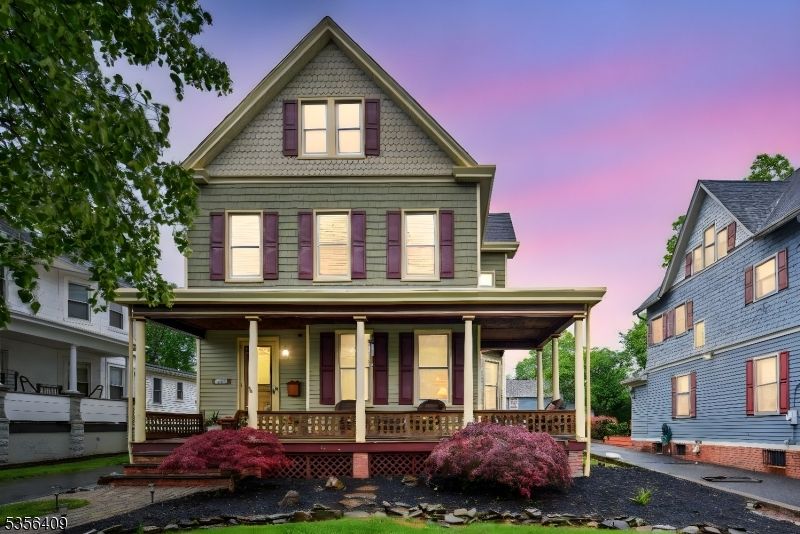 Exterior, Facade, Queen Anne Victorian