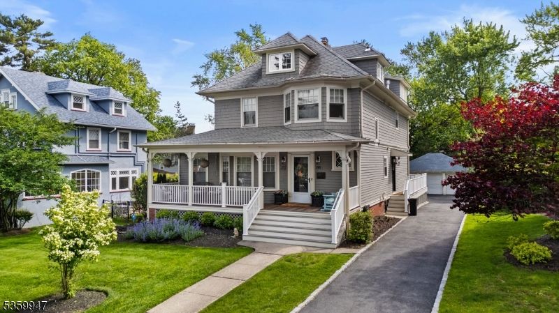 Exterior, Facade, Queen Anne Victorian
