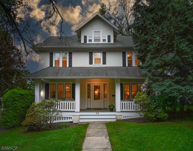 Exterior, Facade, American Foursquare