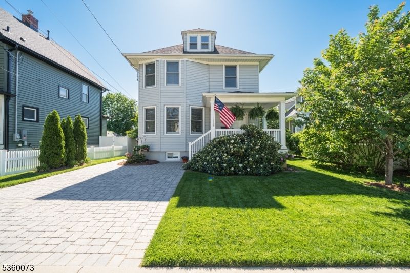 Exterior, Facade, American Foursquare