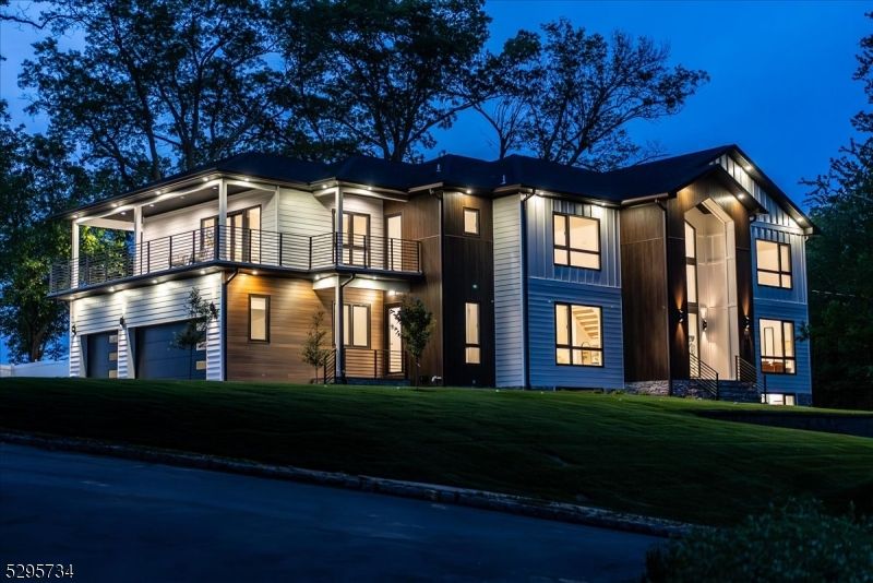 Attached, Exterior, Facade, Modern