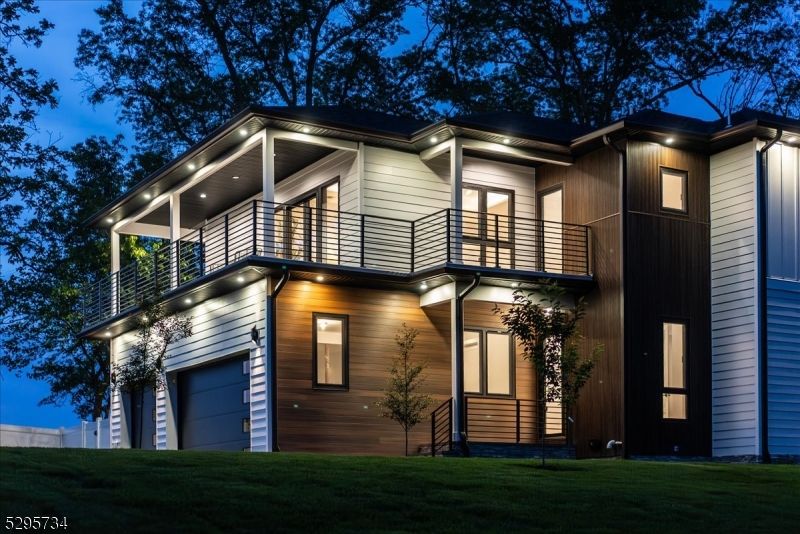 Attached, Exterior, Facade, Modern