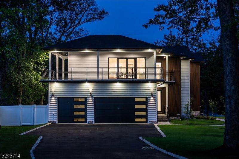 Attached, Exterior, Facade, Modern
