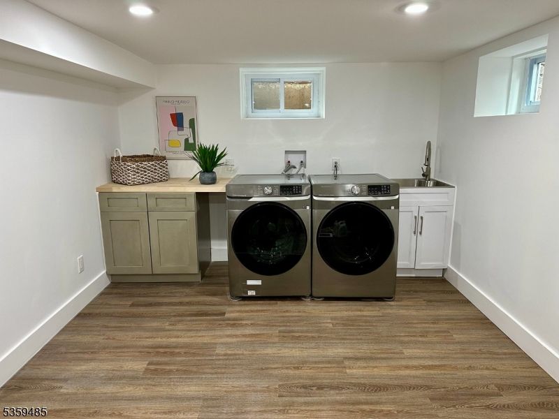 Interior, Recessed Lighting, Washer, Wood Texture Flooring