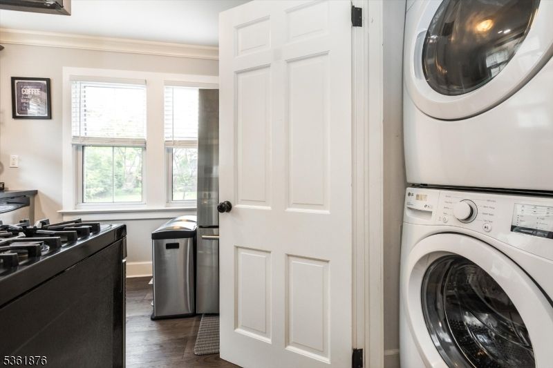 Interior, Utility Closets, Washer, Wood Texture Flooring