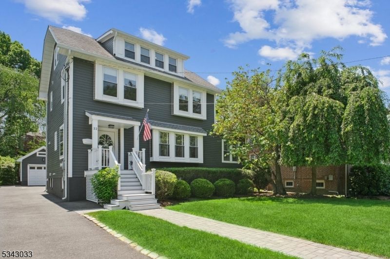 Exterior, Facade, American Foursquare