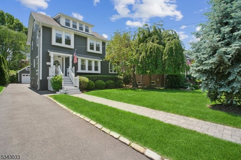 Exterior, Facade, American Foursquare