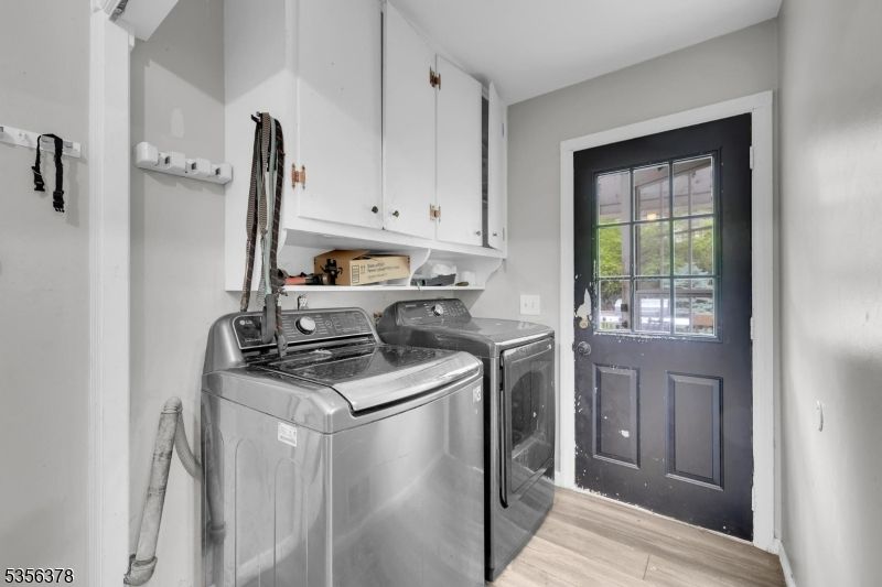 Interior, Washer, Wood Texture Flooring