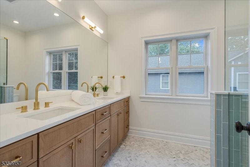 Bathroom, Dual Sink Vanities, Interior, Recessed Lighting