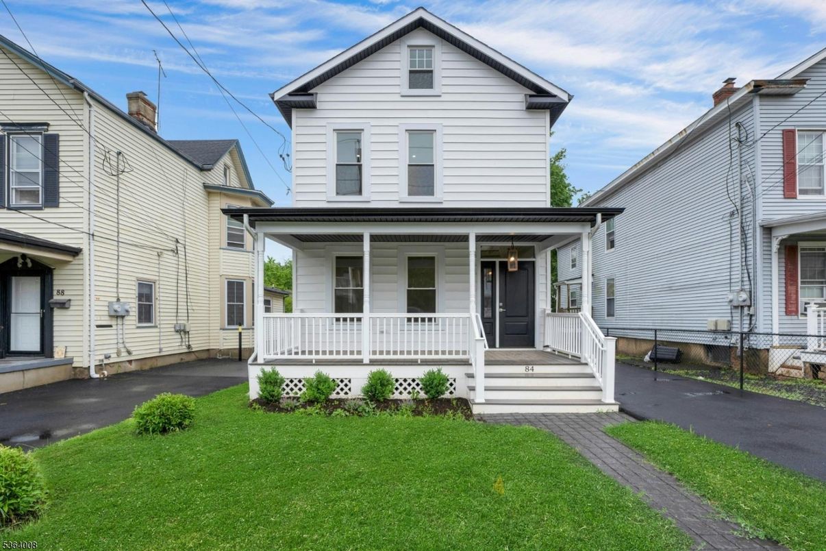 Exterior, Facade, Queen Anne Victorian