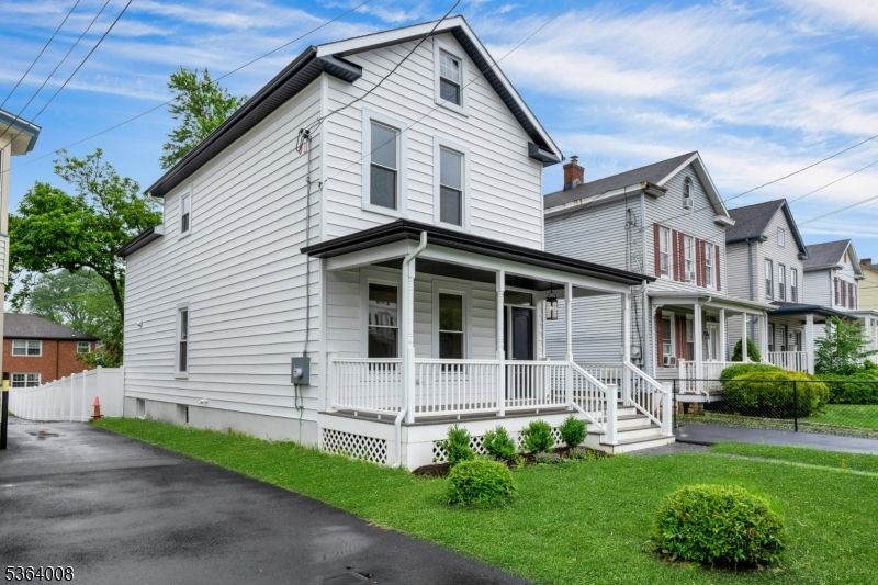 Exterior, Facade, Queen Anne Victorian