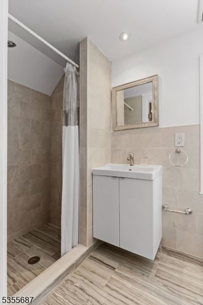 Bathroom, Interior, Recessed Lighting, Wood Texture Flooring