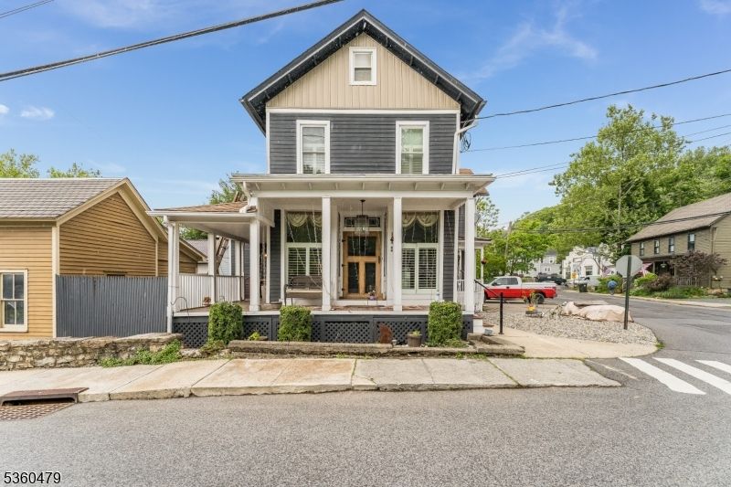 Exterior, Facade, Queen Anne Victorian