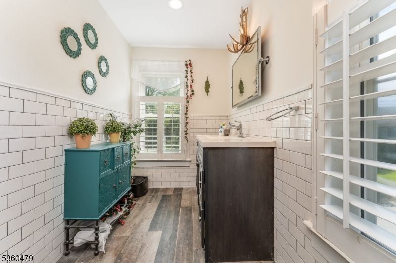 Bathroom, Interior, Recessed Lighting, Wood Texture Flooring