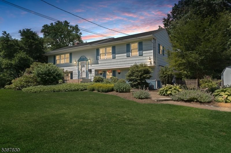 Backyard, Exterior, Facade, Raised Ranch