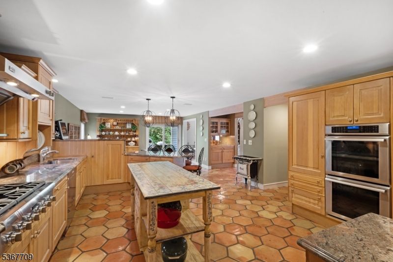 Chandelier, Dining room, Interior, Kitchen, Pendant Lights, Recessed Lighting, Stainless Steel Appliances