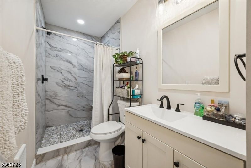 Bathroom, Interior, Marble, Marble Walls, Recessed Lighting