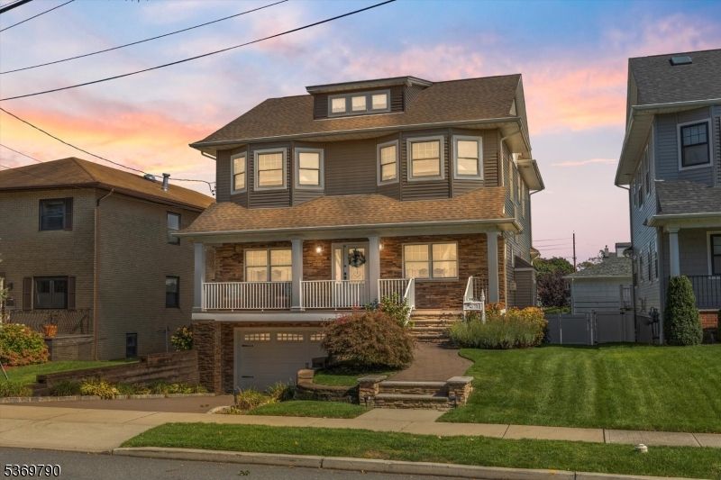 Exterior, Facade, American Foursquare