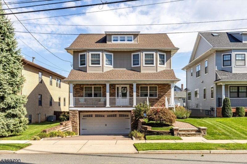 Attached, Exterior, Facade, American Foursquare