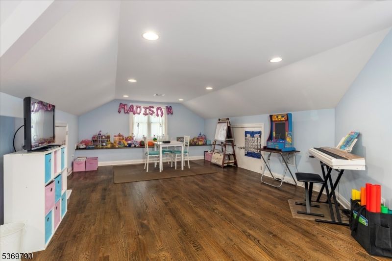 Interior, Piano, Recessed Lighting, Wood Texture Flooring