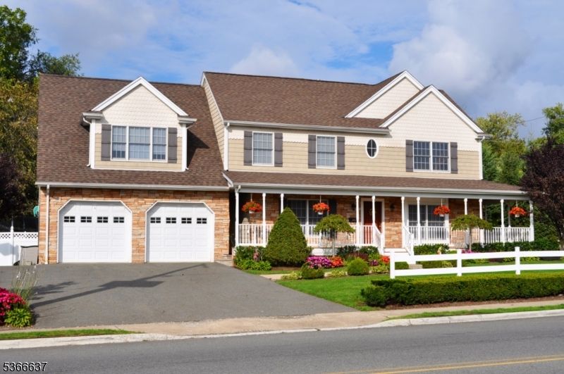 Attached, Exterior, Facade, Farmhouse