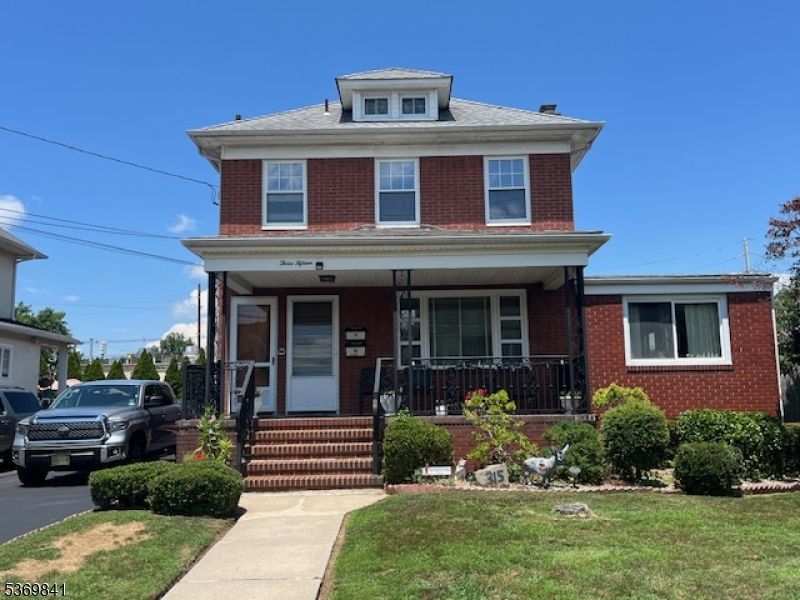 Exterior, Facade, Brick Facade, American Foursquare