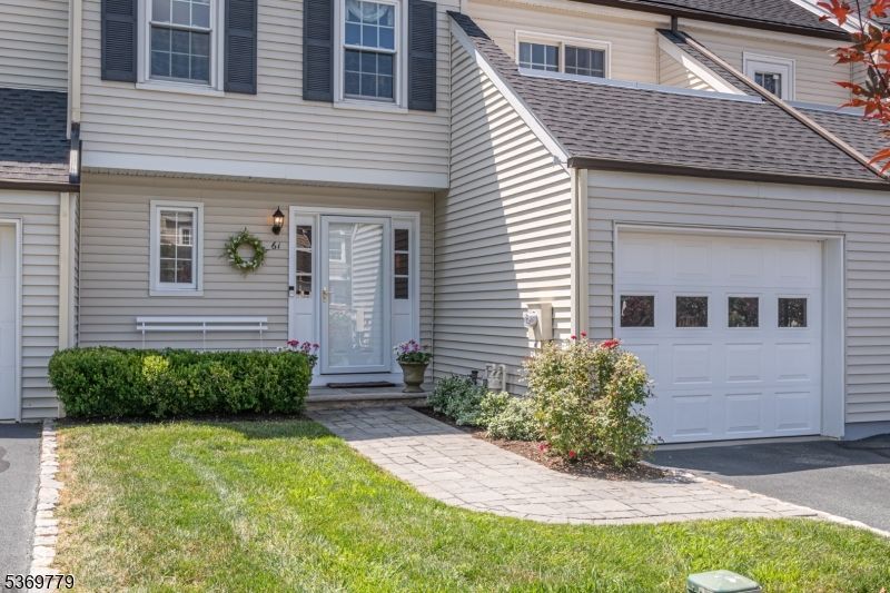 Attached, Exterior, Facade, Cape Cod