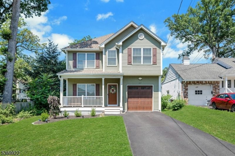 Attached, Exterior, Facade, American Craftsman