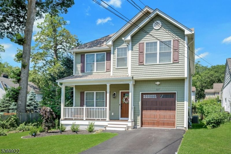 Attached, Exterior, Facade, Queen Anne Victorian