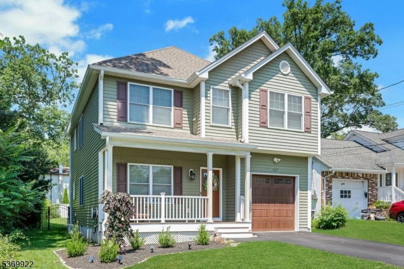 Attached, Exterior, Facade, American Craftsman
