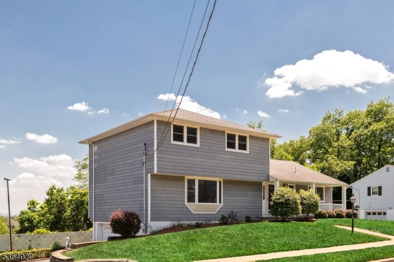 Exterior, Facade, Split Level