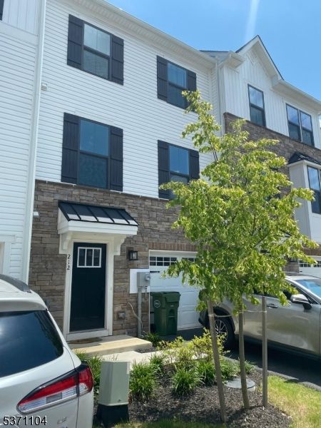 Exterior, Facade, Rowhouse