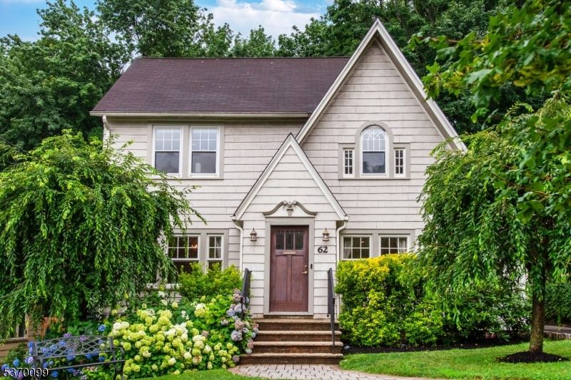 Exterior, Facade, Queen Anne Victorian