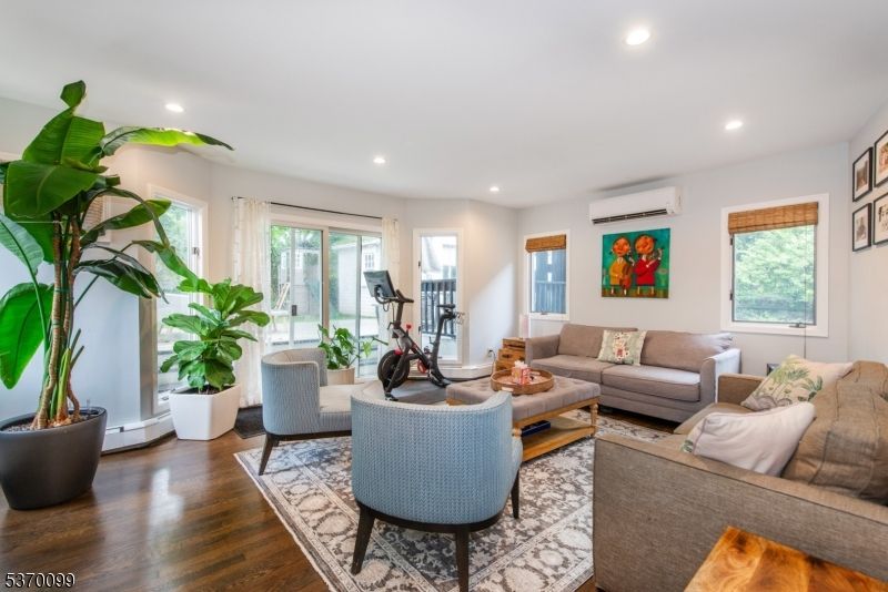 Fitness Equipment, Interior, Living room, Recessed Lighting, Wood Texture Flooring