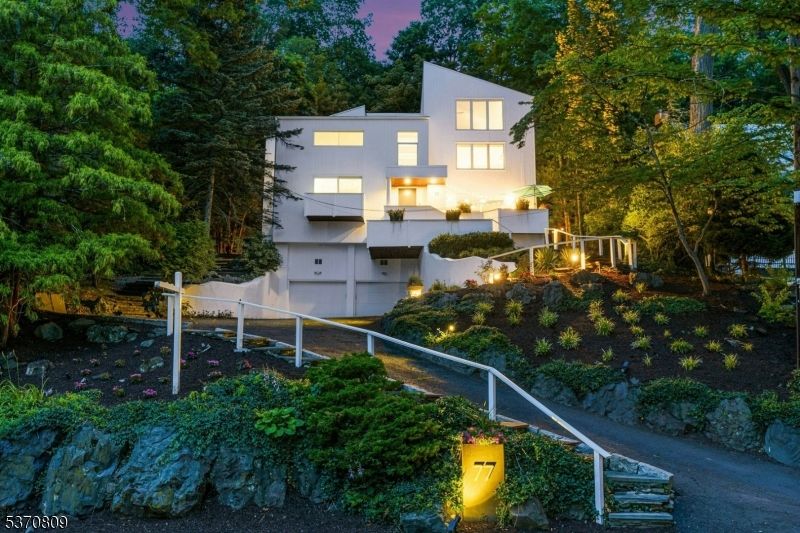 Attached, Exterior, Facade, None