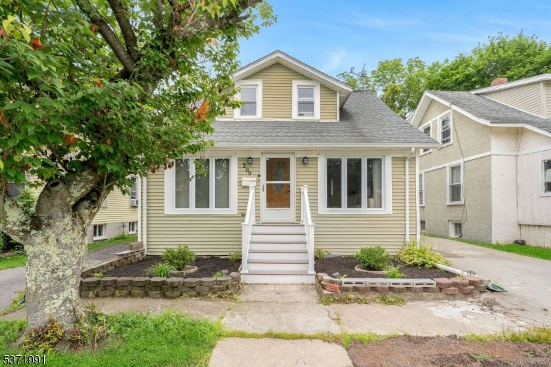 Exterior, Facade, Cape Cod
