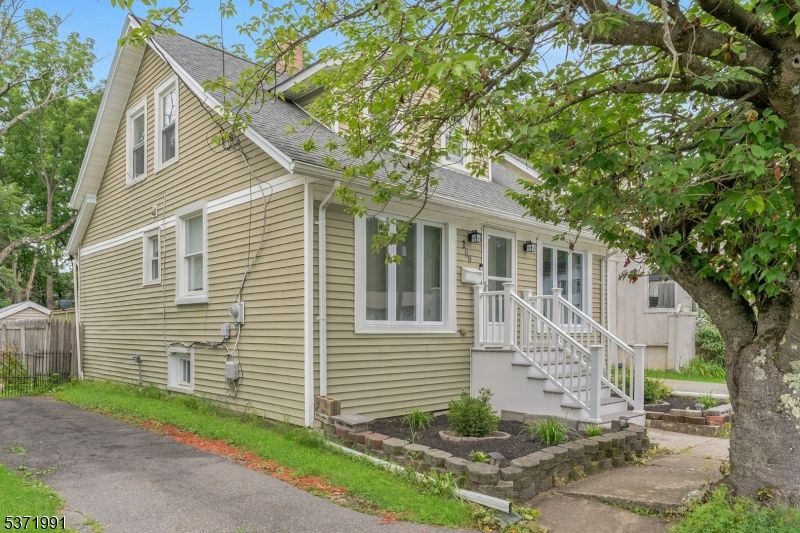 Exterior, Facade, Cape Cod