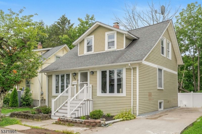 Exterior, Facade, Cape Cod