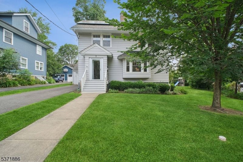 Exterior, Facade, Solar Panels, American Foursquare