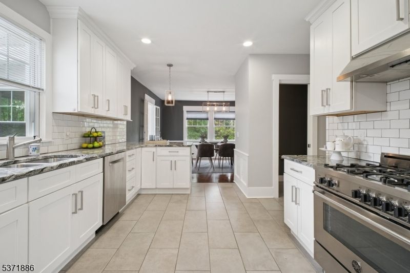 Chandelier, Dining room, Interior, Kitchen, Pendant Lights, Recessed Lighting, Stainless Steel Appliances