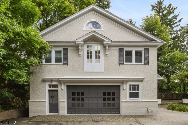 Attached, Exterior, Facade, American Craftsman