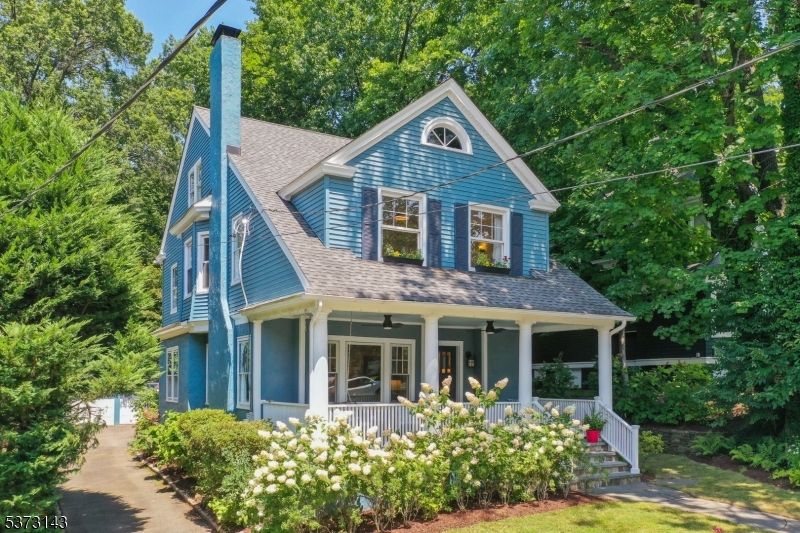 Exterior, Facade, Queen Anne Victorian