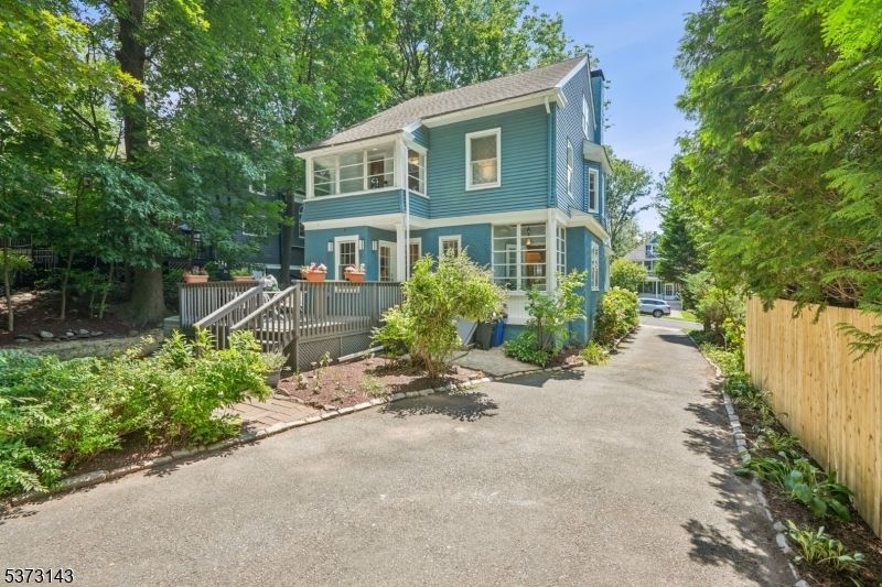 Exterior, Facade, American Foursquare
