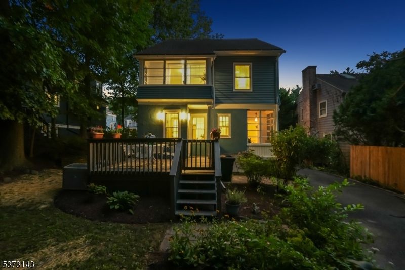 Exterior, Facade, Raised Ranch