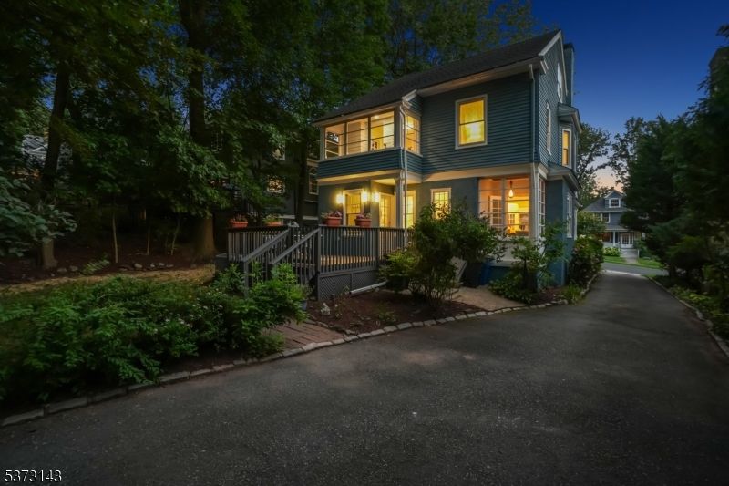 Exterior, Facade, American Foursquare